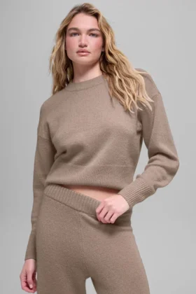 Jersey corto de cuello redondo «New Class» de lana y cachemira - Chai Latte