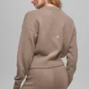 Jersey corto de cuello redondo «New Class» de lana y cachemira - Chai Latte