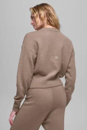 Jersey corto de cuello redondo «New Class» de lana y cachemira – Chai Latte