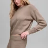 Jersey corto de cuello redondo «New Class» de lana y cachemira - Chai Latte