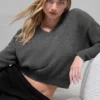 Jersey corto de lana y cachemira con cuello en V de la colección «New Class» - Gris platino