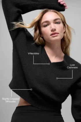 Jersey corto de lana y cachemira «New Class» con cuello en V — Negro