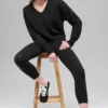 Jersey corto de lana y cachemira «New Class» con cuello en V — Negro