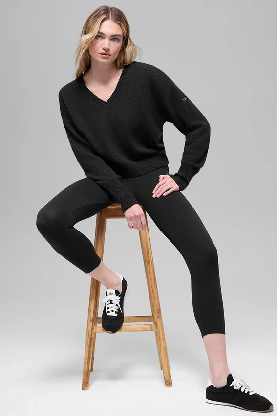 Jersey corto de lana y cachemira «New Class» con cuello en V — Negro