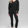 Jersey corto de lana y cachemira «New Class» con cuello en V — Negro