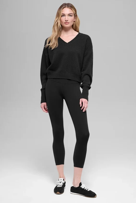 Jersey corto de lana y cachemira «New Class» con cuello en V — Negro