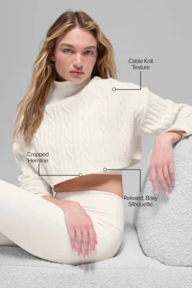 Jersey de cuello alto corto de punto trenzado «Winter Bliss» de manga larga – Marfil