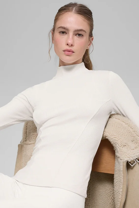 Jersey de manga larga con cuello alto y canalé «Mesmerize» - Marfil