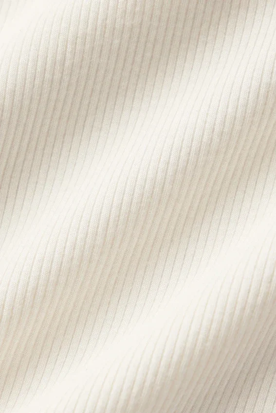Jersey de manga larga con cuello alto y canalé «Mesmerize» - Marfil