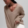 Jersey oversize de cuello en V «New Class» de lana y cachemira - Chai Latte