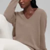 Jersey oversize de cuello en V «New Class» de lana y cachemira - Chai Latte