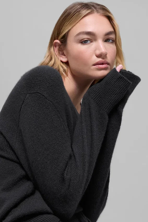 Jerséu oversize de lana y cachemira «New Class» con cuello en V - Negro