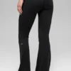 Leggings acampanados con cintura doblada Alo Softsculpt – Negro