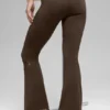 Leggings acampanados con vuelta de 7/8 Alo Softsculpt - Espresso