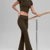Leggings acampanados con vuelta de 7/8 Alo Softsculpt - Espresso