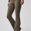 Leggings acampanados con vuelta de Alo Softsculpt – Olive Tree
