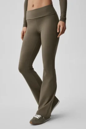 Leggings acampanados con vuelta de Alo Softsculpt – Olive Tree