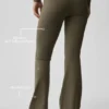 Leggings acampanados con vuelta de Alo Softsculpt – Olive Tree
