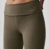 Leggings acampanados con vuelta de Alo Softsculpt – Olive Tree