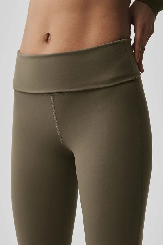 Leggings acampanados con vuelta de Alo Softsculpt – Olive Tree