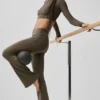 Leggings acampanados con vuelta de Alo Softsculpt – Olive Tree