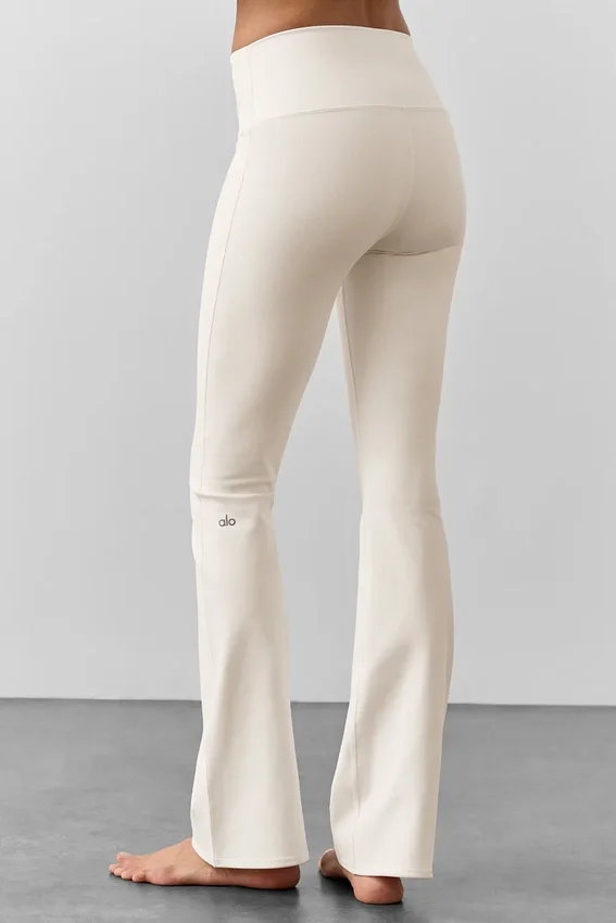 Leggings de talle alto y corte acampanado Airbrush - Marfil