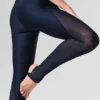 Leggings High-Waist con estribos «Darling» de malla Airlift — Azul marino
