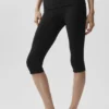 Pantalón capri de talle bajo con vuelta «Alo Softsculpt» — Negro