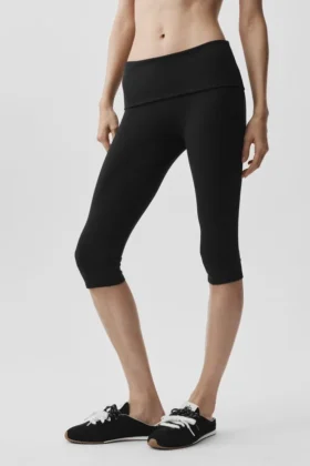 Pantalón capri de talle bajo con vuelta «Alo Softsculpt» — Negro