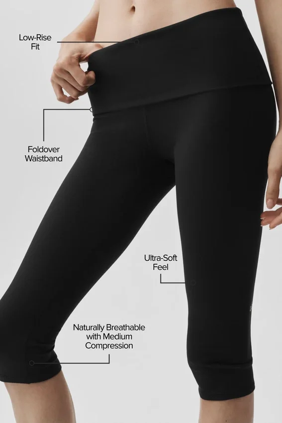 Pantalón capri de talle bajo con vuelta «Alo Softsculpt» — Negro