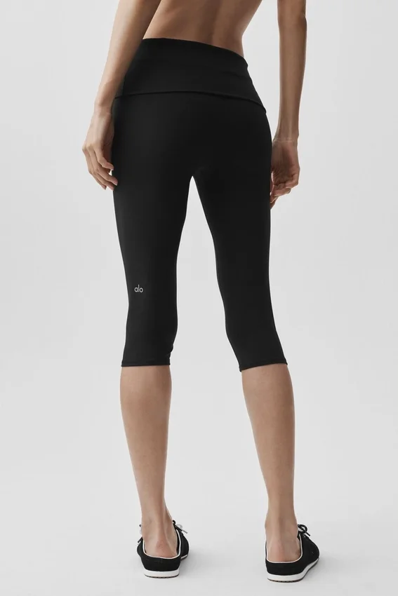 Pantalón capri de talle bajo con vuelta «Alo Softsculpt» — Negro