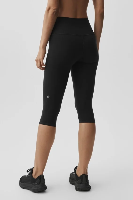 Pantalón capri High-Waist Airbrush de 16" — Negro