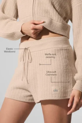 Pantalón corto de cachemira High-Waist con tejido de gofre mullido – Macadamia Blush