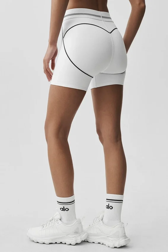 Pantalón corto de cintura alta «Heart Throb» con estampado «Airbrush» de 4" - Blanco/Negro