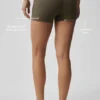 Pantalón corto de compresión de 3" Alo Softsculpt High-Waist «Precision» — Verde olivo