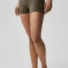 Pantalón corto de compresión de 3" Alo Softsculpt High-Waist «Precision» — Verde olivo