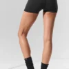 Pantalón corto de compresión Precision de Alo Softsculpt High-Waist de 3" — Negro
