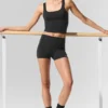 Pantalón corto de compresión Precision de Alo Softsculpt High-Waist de 3" — Negro