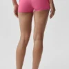 Pantalón corto de talle bajo con cinturilla doblada Alo Softsculpt de 3" — Rosa Paraíso