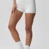 Pantalón corto de talle medio Alo Softsculpt de 2" — Blanco