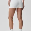 Pantalón corto de talle medio Alo Softsculpt de 2" — Blanco