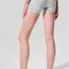 Pantalón corto High-Waist «Heart Throb» de Alosoft de 4” — Gris jaspeado deportivo/Blanco