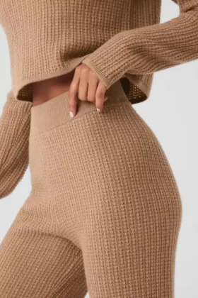 Pantalón de cachemira High-Waist con tejido de panal mullido – Almendra tostada