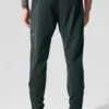 Pantalón deportivo Conquer React — Verde carbón