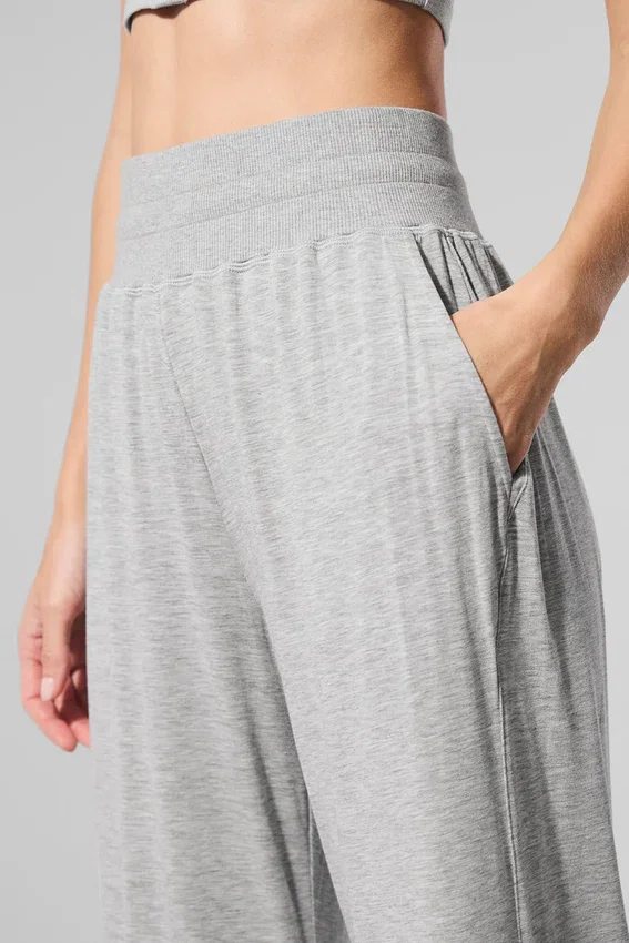 Pantalones acampanados semitransparentes y delicados para estar por casa — Gris jaspeado deportivo