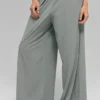 Pantalones Breezy de pierna ancha (corte regular) - Gris lunar