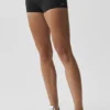 Pantalones cortos de talle bajo con vuelta «Alo Softsculpt» de 3" – Negro