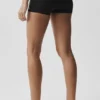 Pantalones cortos de talle bajo con vuelta «Alo Softsculpt» de 3" – Negro