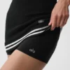 Pantalones cortos de talle medio Alo Softsculpt de 2" – Negro