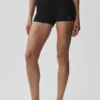Pantalones cortos de talle medio Alo Softsculpt de 2" – Negro